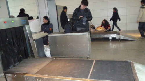 安檢機(jī)在車站的使用