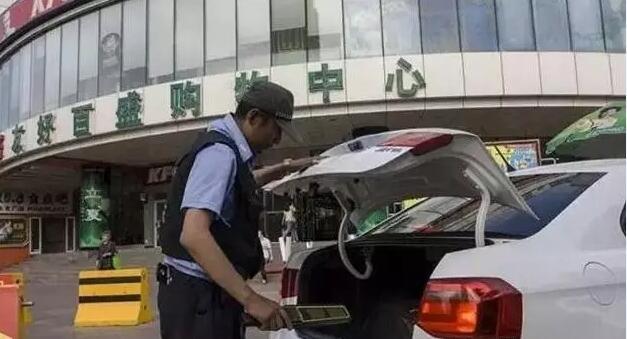 購(gòu)物中心前停車(chē)位手持安檢儀檢查