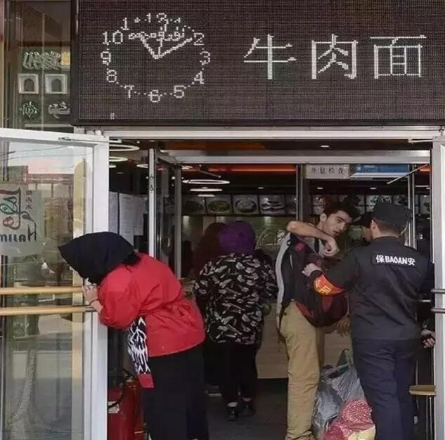 吃碗牛肉面也要進(jìn)行安全檢查，可見(jiàn)網(wǎng)友所言非虛