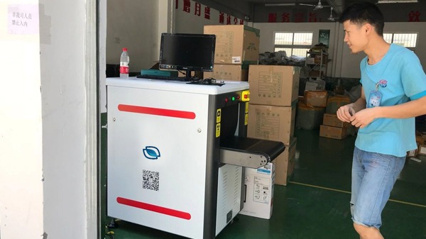 自動(dòng)報(bào)警檢出違禁物品的智能安檢機(jī)
