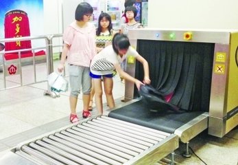 過(guò)安檢時(shí)掀開鉛簾拿取物品